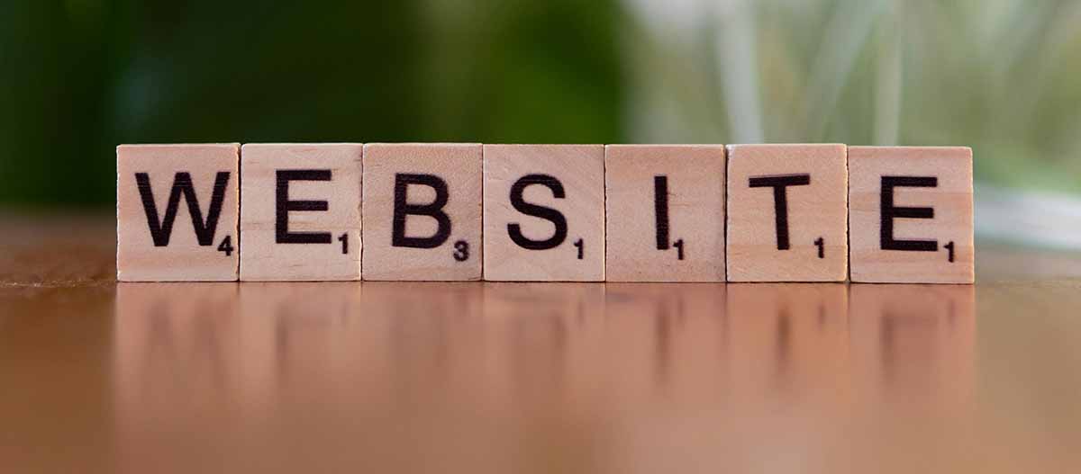 Lettre scrable debout avec le mot WEBSITE